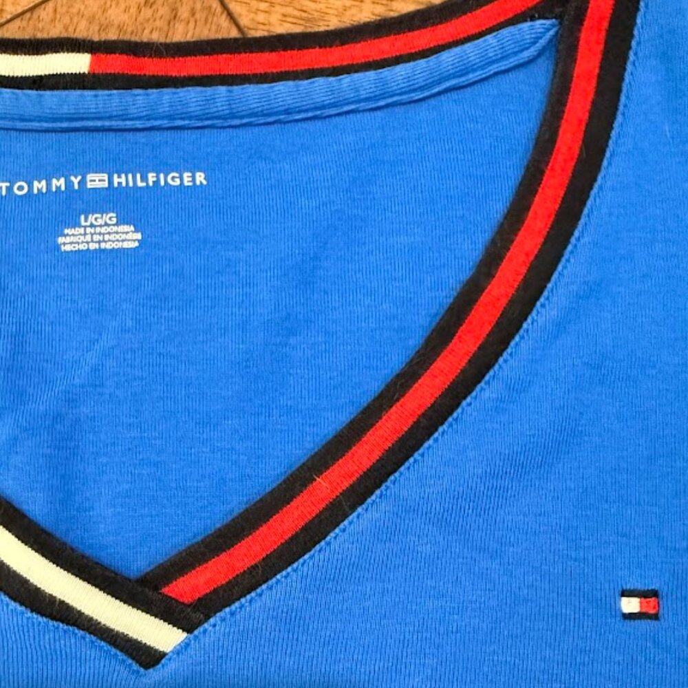 Tommy Hilfiger T-Shirt. Women's size Large.